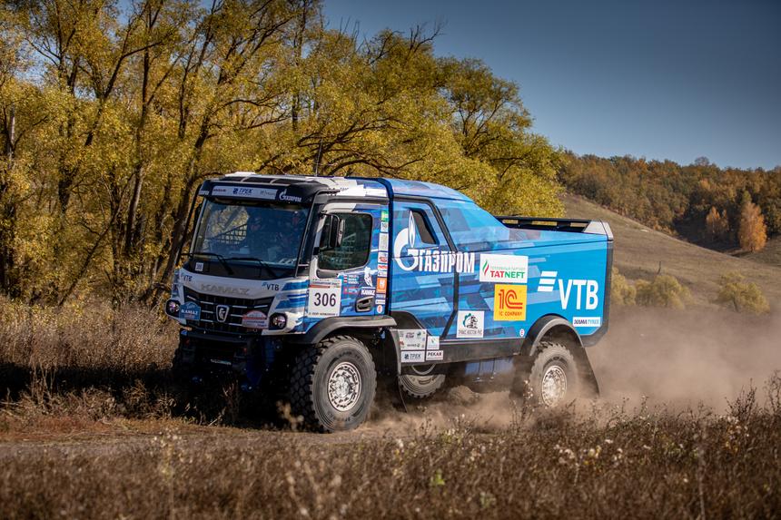 Гоночные КамАЗы оснастили системой спутниковой связи «Гонец»