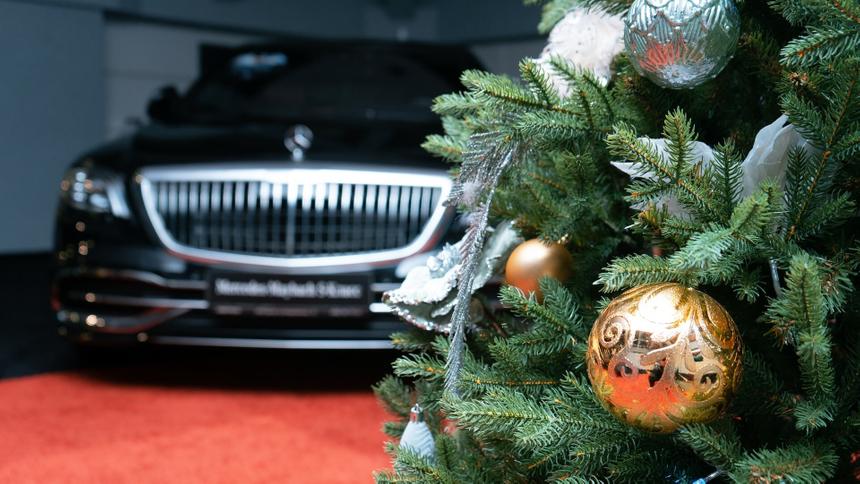 Молодые автомобилисты рассматривают покупку машины в качестве подарка