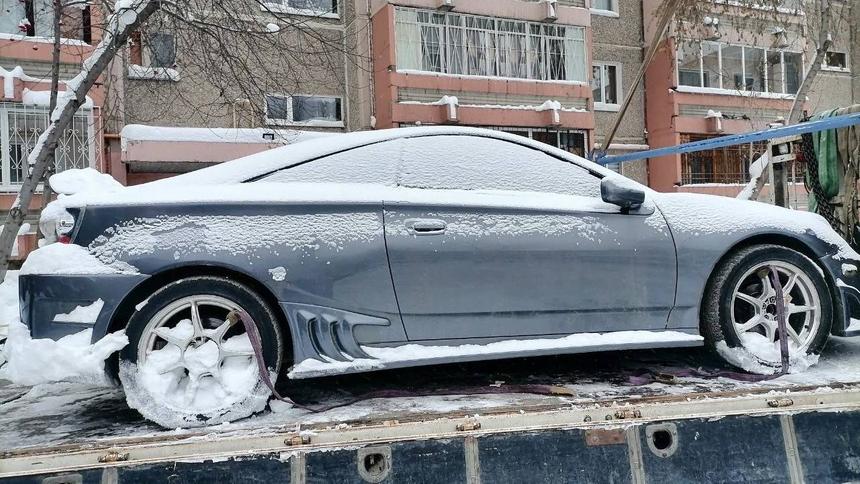 Екатеринбуржец спрятал машину от приставов в сугробе
