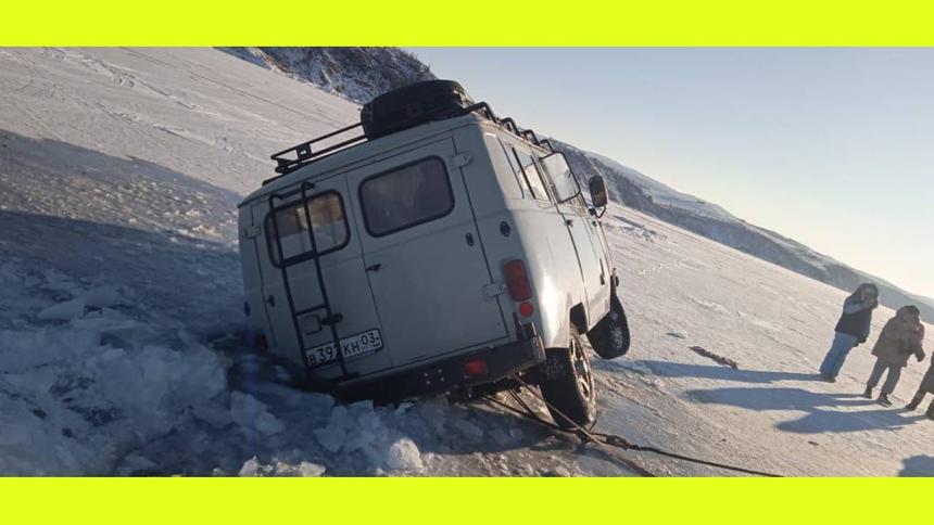 На Байкале «Буханка» с туристами провалилась под лёд