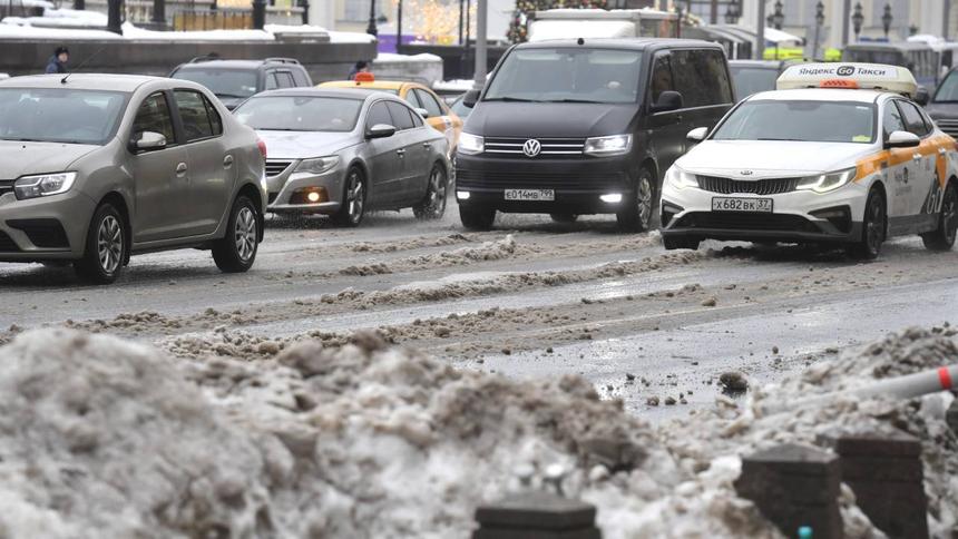 Эксперт напомнил водителям об опасности ледяного дождя