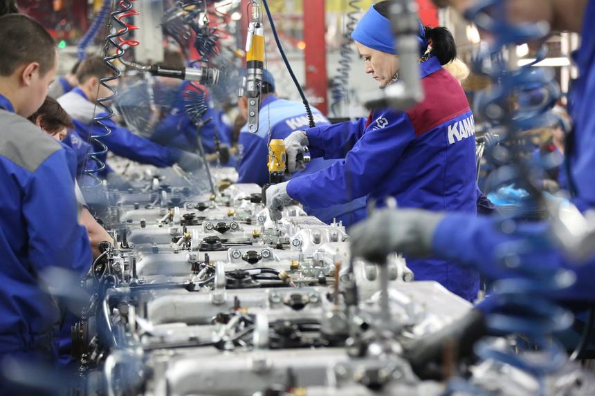 Автозавод КамАЗ начал активно замещать людей роботами