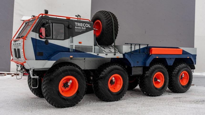 В России начали продавать грузовой вездеход с колесной формулой 8х8