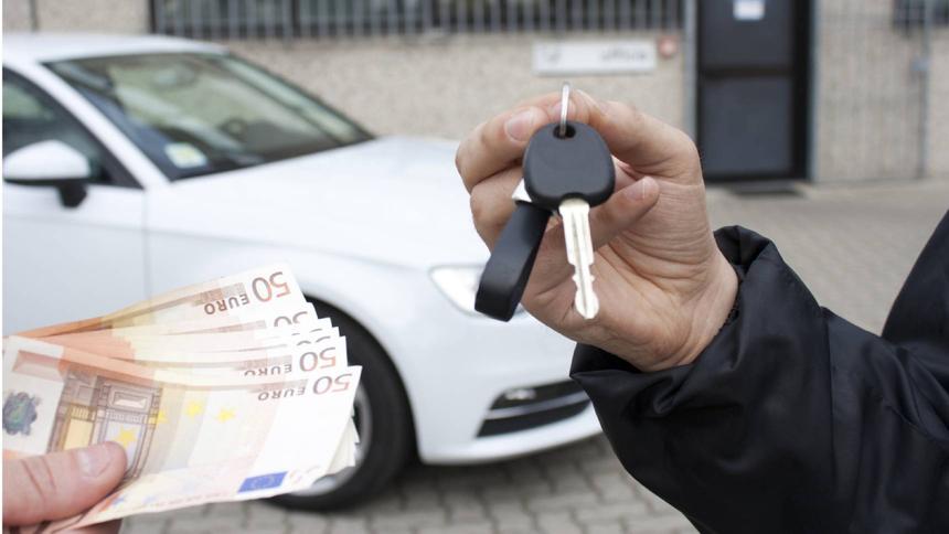 Россияне перестали тратить деньги на новые машины