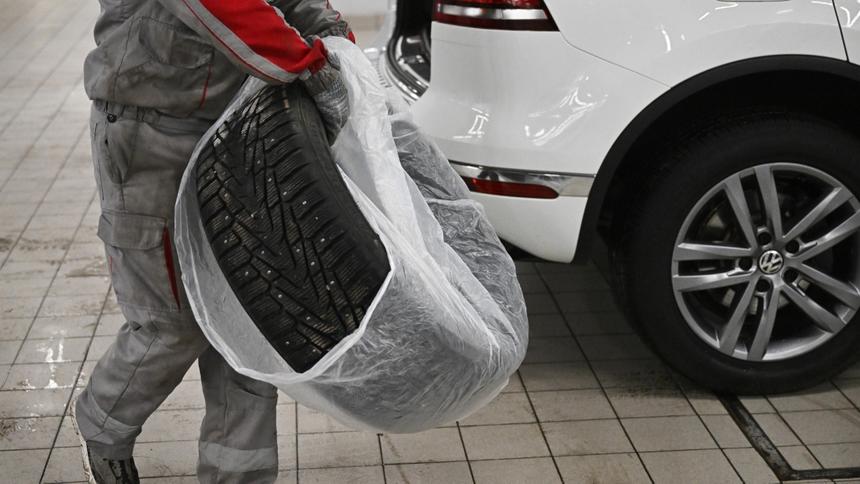 Водителям напомнили, когда следует менять шины