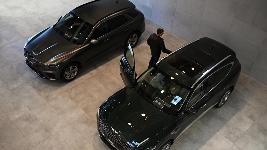 Новые автомобили продолжают дорожать в России