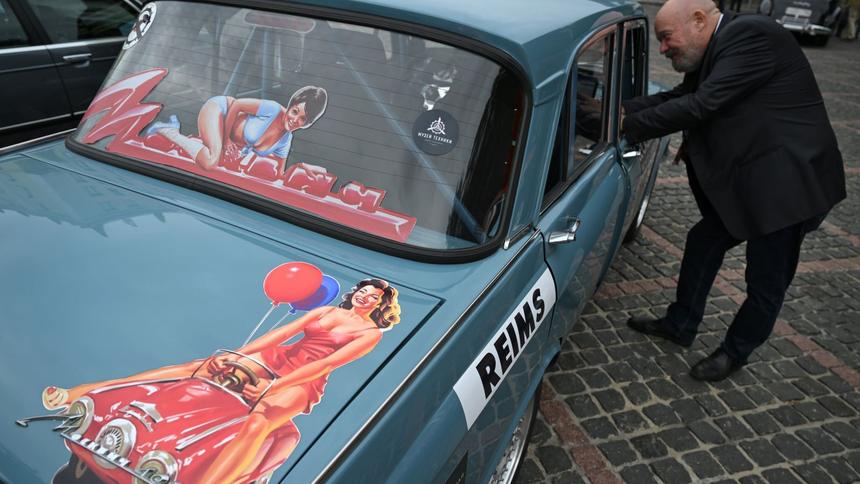 Россиянам напомнили о запрещённых наклейках на автомобилях