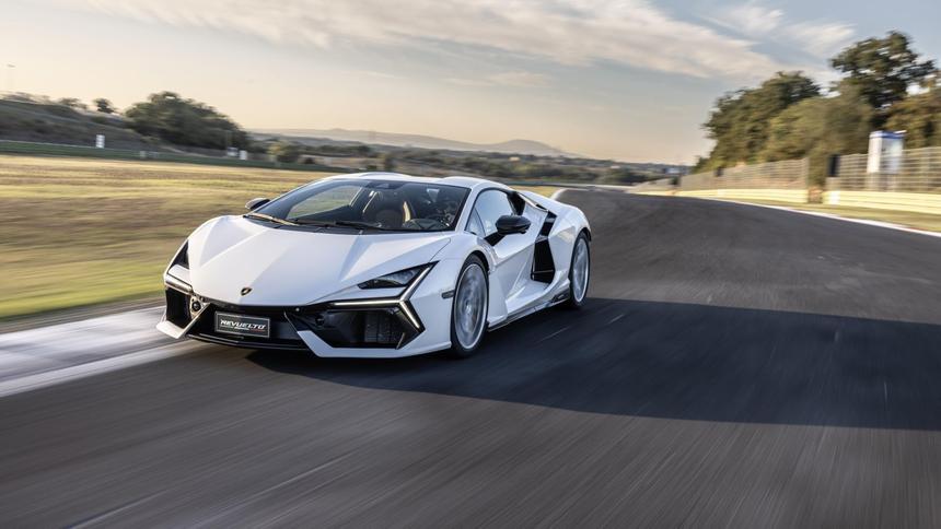 В России начали предлагать гибридный суперкар Lamborghini Revuelto