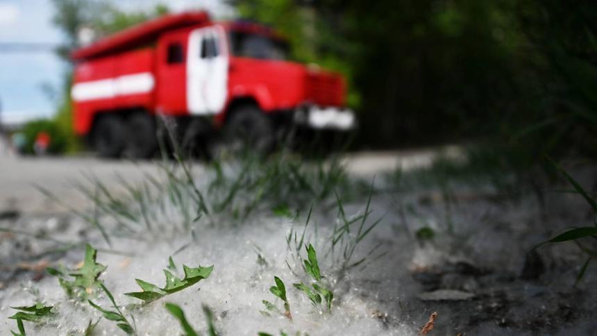 В Москве Hyundai сгорел на парковке из-за тополиного пуха