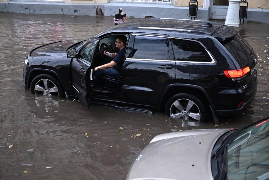 Юрист объяснил, что делать в случае затопления машины на парковке