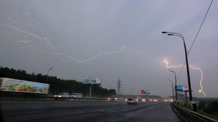 Автомобилистам рассказали, что делать, если в дороге застала гроза