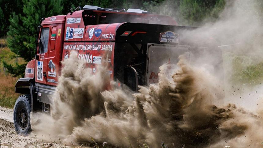 На ралли «Шёлковый путь» МАЗ и КамАЗ чудом избежали смертельной аварии (видео)