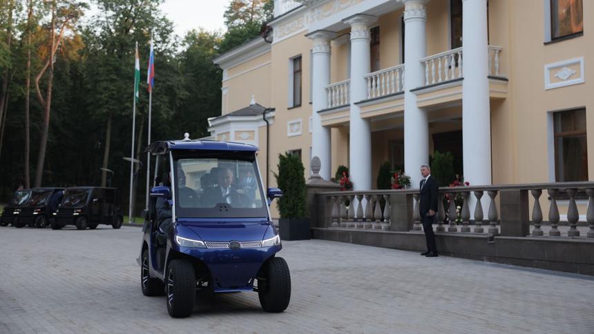 Стало известно, на чём ездит президент России по своей резиденции