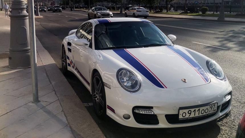 Набережные Москвы притягивают нарушителей на очень дорогих машинах