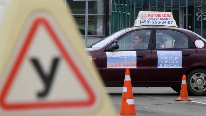 В Госдуме предложили тратить маткапитал на автошколы