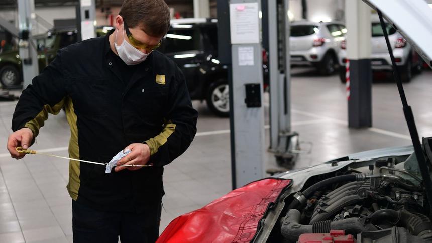 Механики рассказали, почему нельзя откладывать замену масла в двигателе