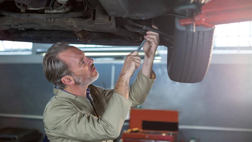 Россиянам объяснили, как определить поломку по дыму из выхлопной трубы