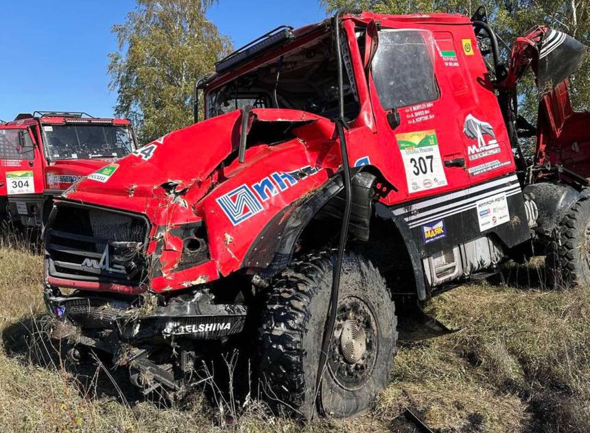 Кувырок через себя: на гонках разбился спортивный МАЗ