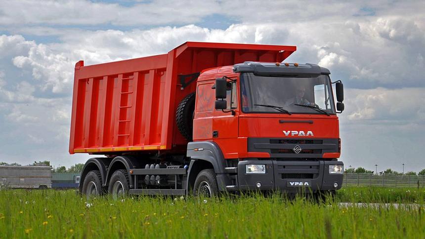 Часы, ножи, модельки: у автозавода «Урал» появился сувенирный магазин