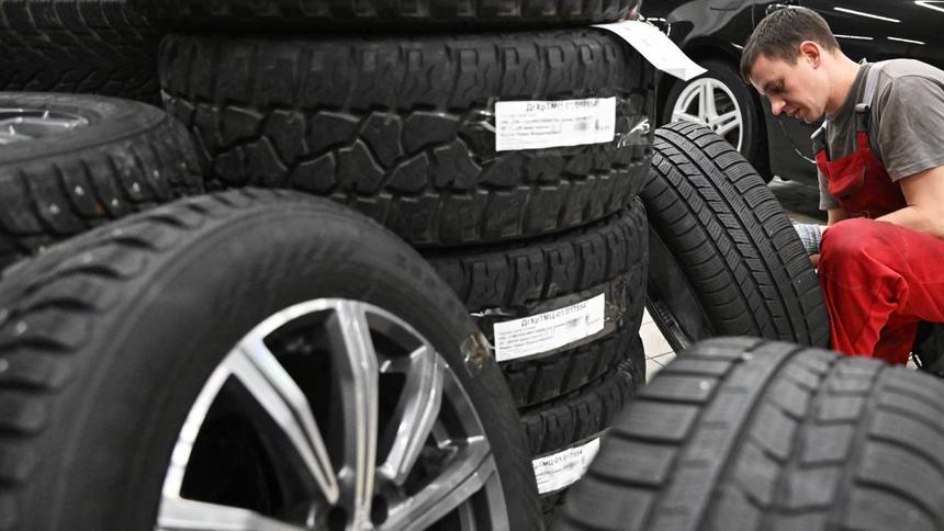 Россиянам объяснили, когда покупать и менять зимние шины