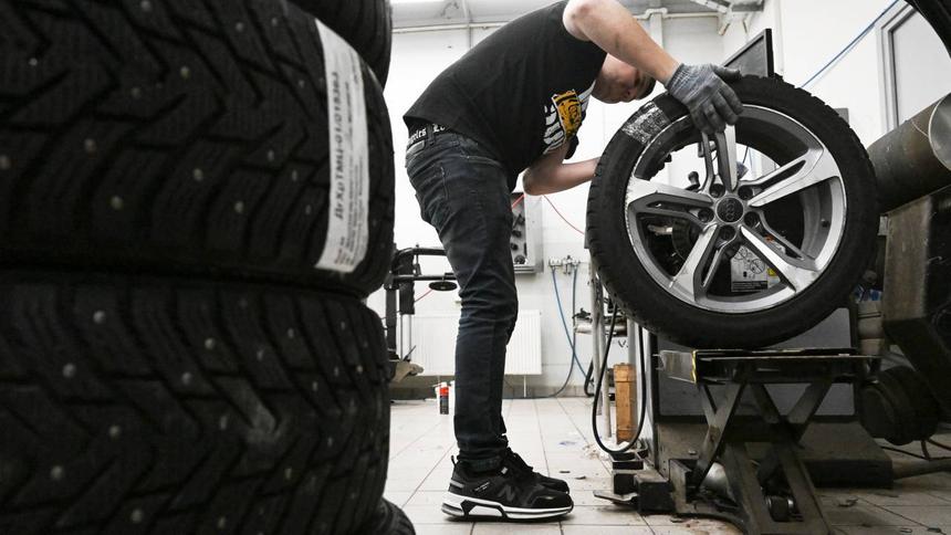 Выяснилось, зачем на шинах делают протектор «ёлочкой»