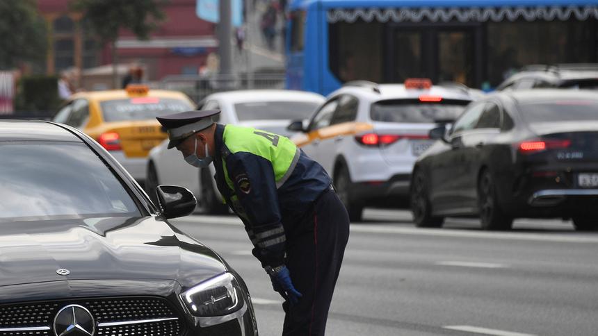 Путин одобрил лишение россиян прав за хитрые рамки на машинах