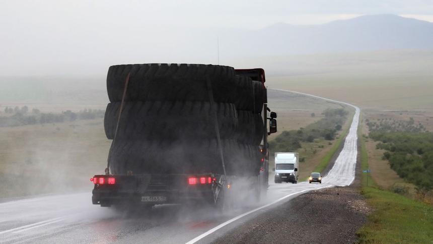 Эксперты напомнили автомобилистам об опасности небольшой дистанции на трассах