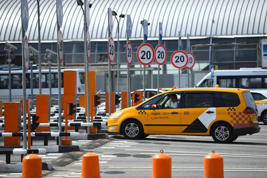 Эксперт призвал реформировать парковки в российских аэропортах