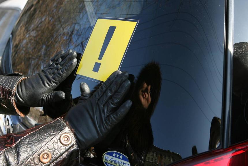 Даже опытному водителю может понадобиться знак «начинающий водитель»