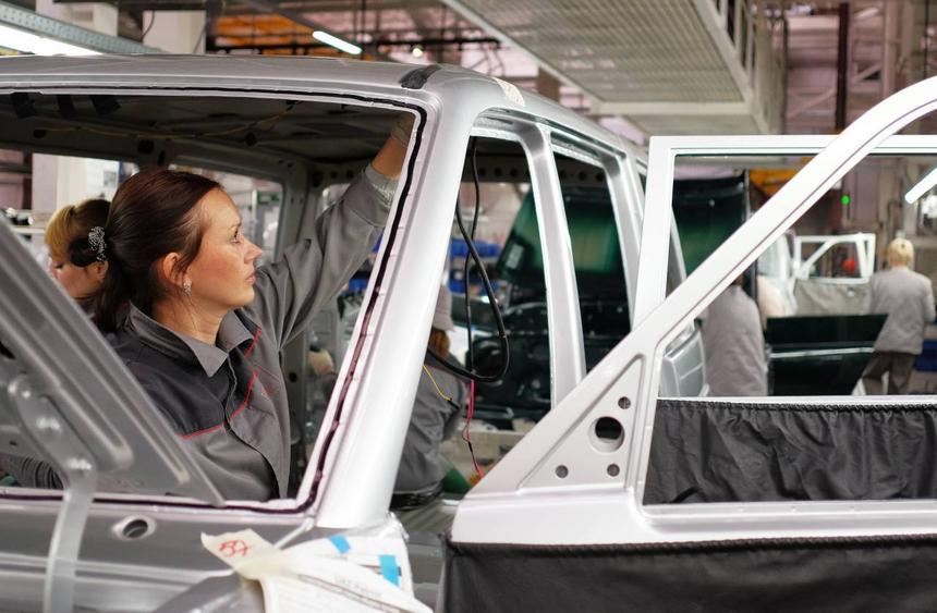 Стала известна зарплата рабочих завода УАЗ