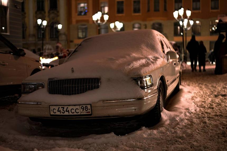Эксперт объяснил, почему нужно всегда счищать снег с крыши машины