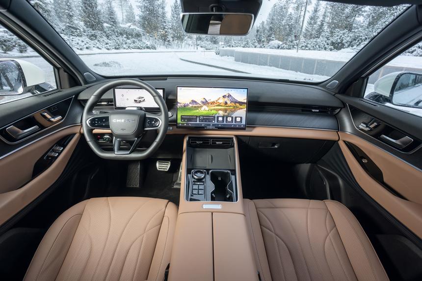 14 динамиков, массаж и автопарковка: каким получился Chery Tiggo 9