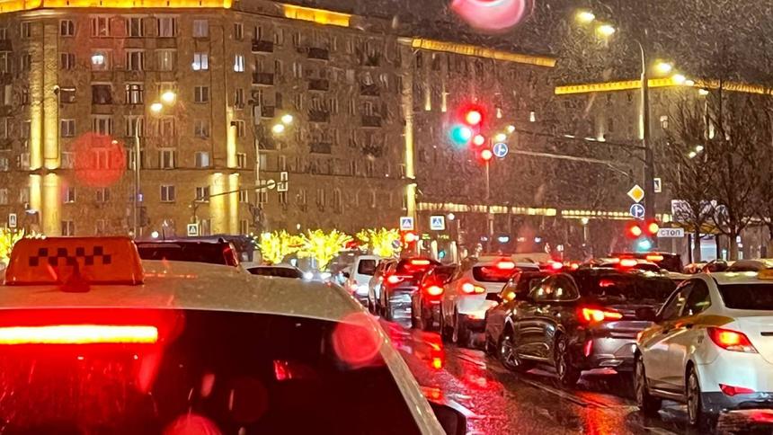 Москвичам рекомендуют отказаться от машин с 16 по 25 декабря