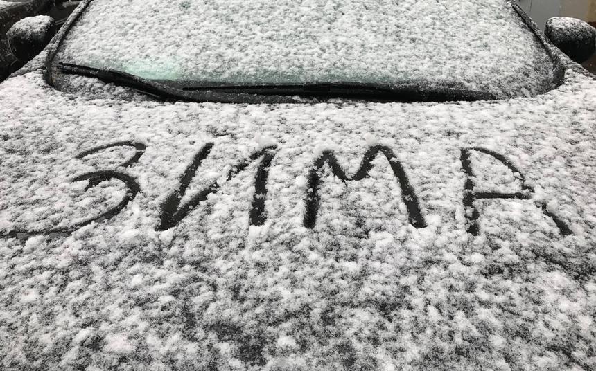 Эксперт: сугроб на крыше машины увеличивает расход топлива