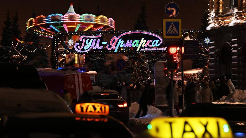 Когда выгоднее всего заказывать такси в новогоднюю ночь