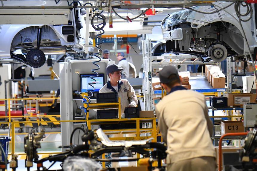 В России продолжает расти производство грузовых и легковых машин