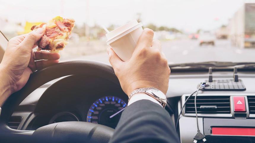 Россиянам объяснили, почему за рулём нельзя есть и пить