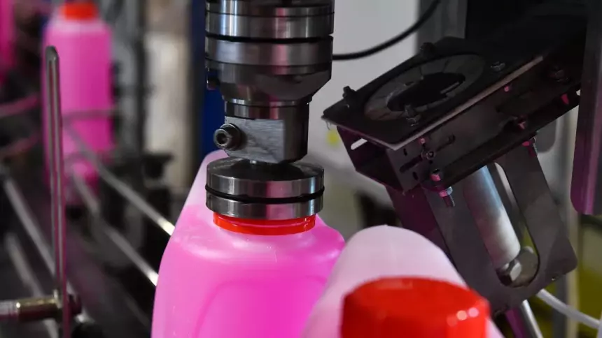 Россиянам напомнили, как правильно доливать антифриз