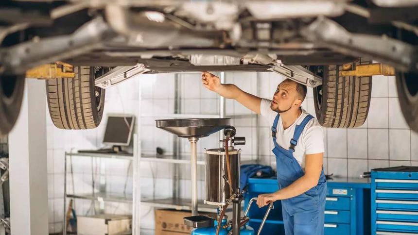 Как определить, какая техжидкость течёт из вашего автомобиля