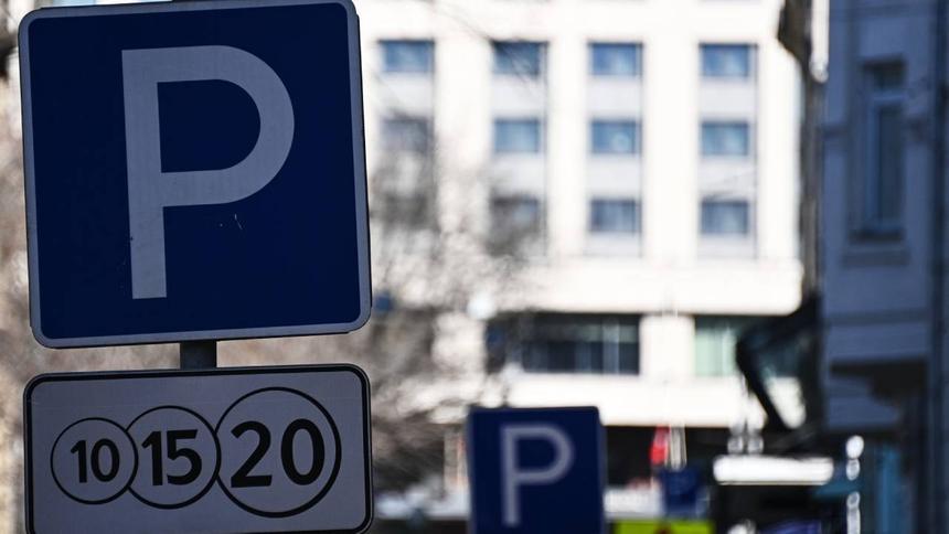 В Госдуме предложили ввести единые льготы на парковку по всей России