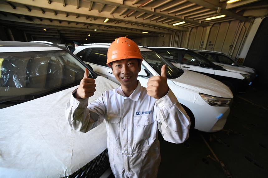 Алиханов заявил, что в России не ждут беглых автопроизводителей