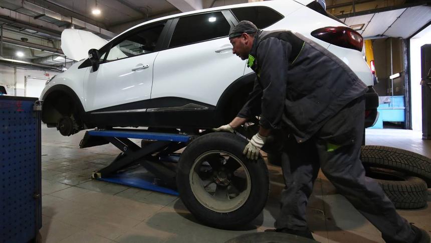 Москвичам назвали оптимальные сроки для сезонного шиномонтажа