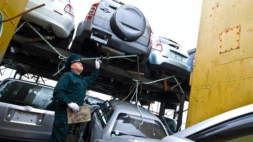 Значительно сократились поставки новых легковых машин в Россию