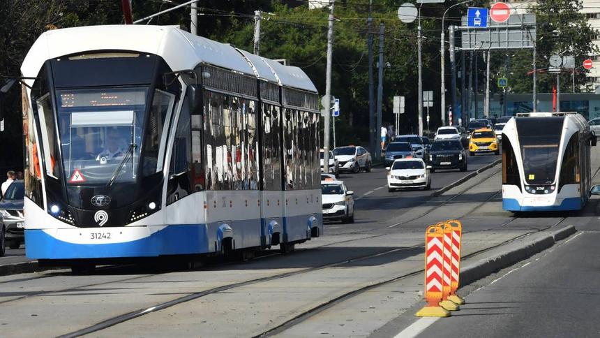 Дептранс взыскал с водителей миллионы за задержки трамваев