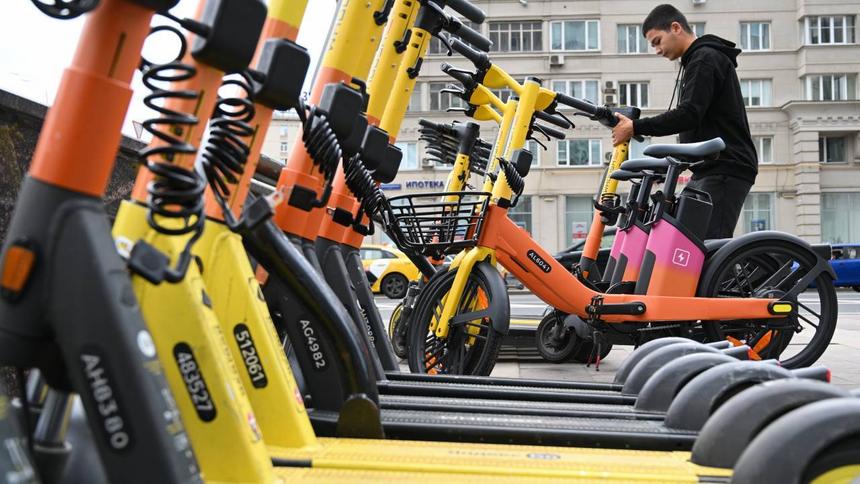 В России запрет на езду на самокате вдвоём пропишут в ПДД