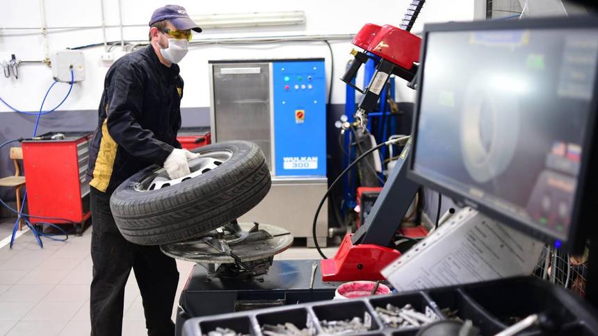 Дептранс «настоятельно рекомендует» воздержаться от переобувки машин