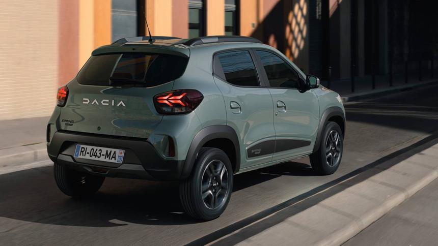 В России появились недорогие кроссоверы Dacia Spring