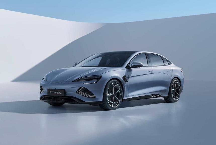 BYD поставит 200 электрокаров Seal для работы в такси Дубая