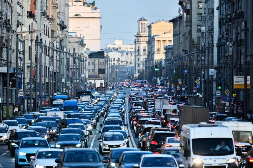 Эксперт назвал лучшее время для выезда из Москвы на дачи