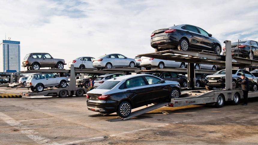 В апреле машин купили больше, чем в марте, но меньше, чем год назад